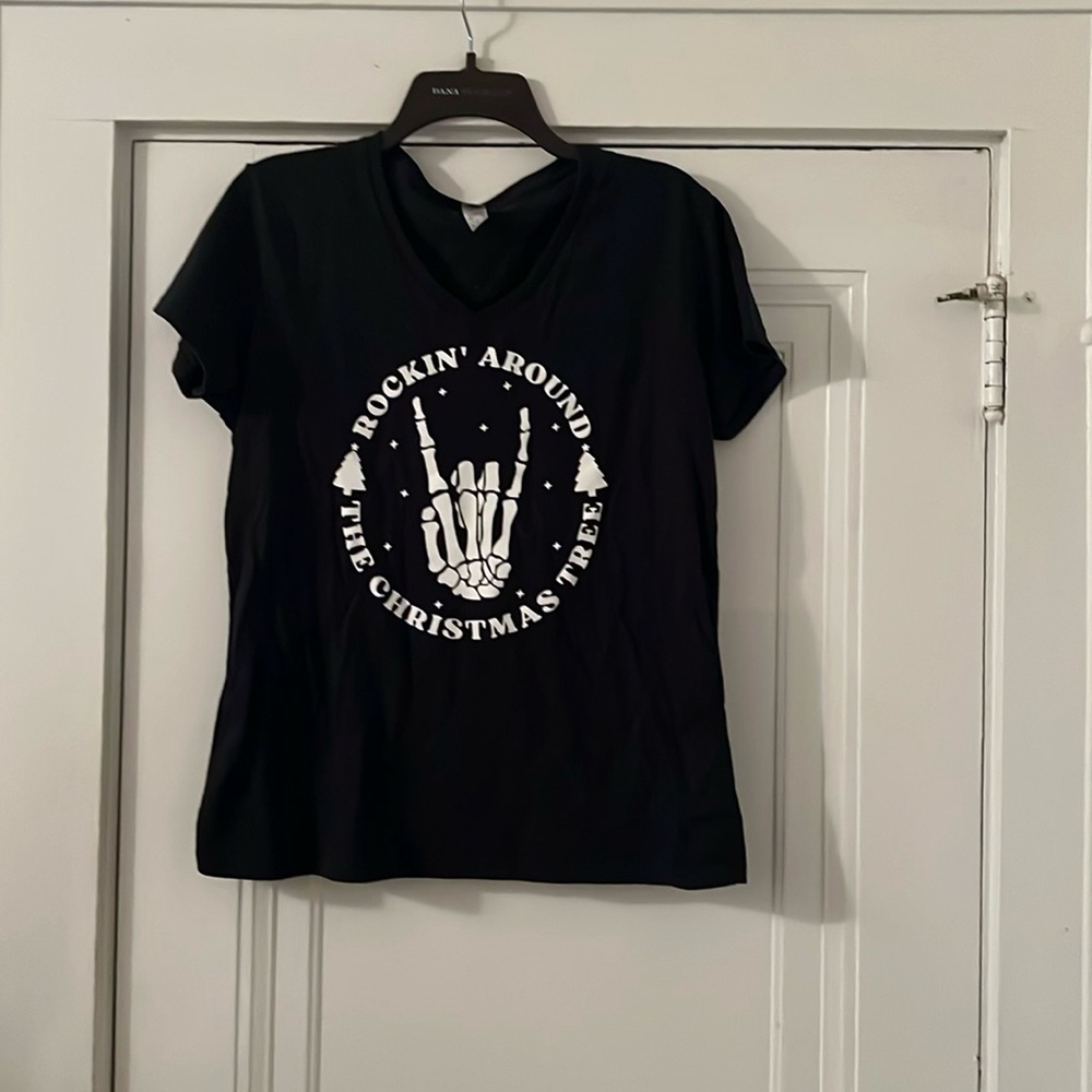Large Gildan tee shirt with graphic